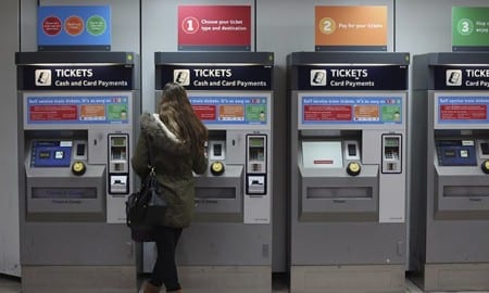 Придбати місячний проїзний квиток на метро для поїздок по центральній частині Лондона обійдеться в 100 фунтів