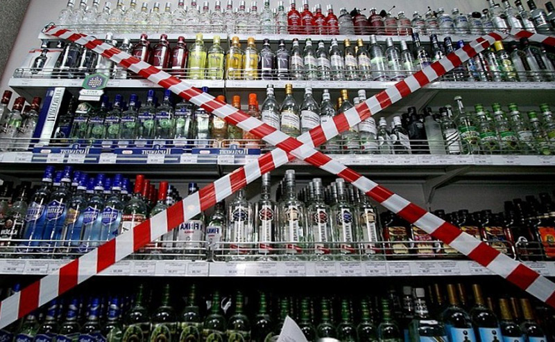 Депутати Закса Петербурга схвалили законопроект, що забороняє продаж алкоголю в житлових будинках