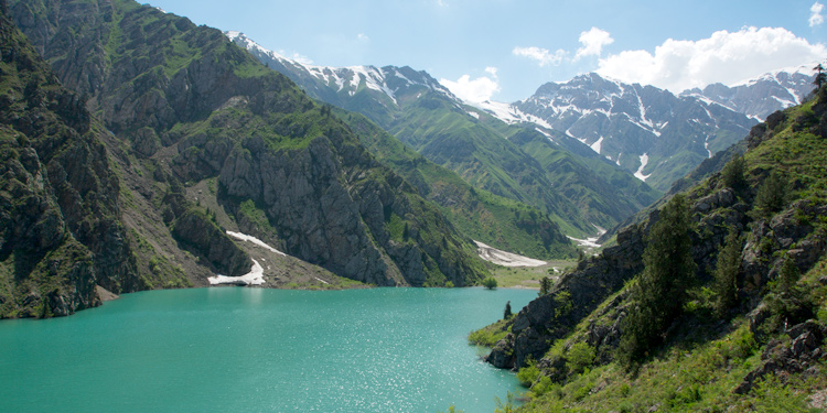 На території Узбекистану, який не має виходу до моря, є кілька великих озер, серед яких виділяються Арал і Айдаркуль
