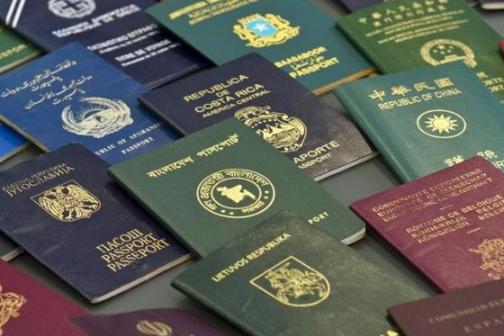 Іноземці можуть в'їжджати в Республіку Казахстан за дійсними закордонними паспортами або замінюють їх документами при наявності в'їзних віз Республіки Казахстан, якщо інший порядок не встановлено угодою Республіки Казахстан з відповідною державою